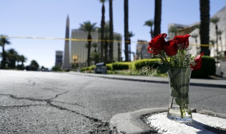 Bunga diletakkan di dekat lokasi penembakan massal di festival musik dekat Mandalay Bay Resort and Casino, di Las Vegas, AS, (2/10).