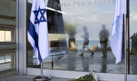 Bunga diletakkan di luar Pusat Peres untuk Perdamaian di Jaffam dekat Tel Aviv, Israel, Rabu (28/9). Mantan Presiden Israel Shimon Peres meninggal di usia 93 tahun.