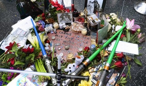 Bunga diletakkan di memorial artis Carrie Fisher.