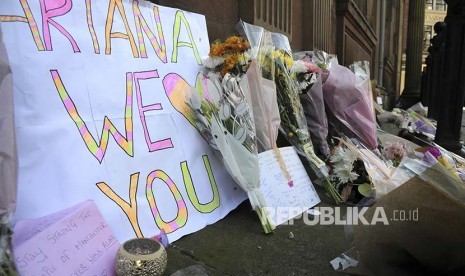 Bunga tanda belasungkawa diletakkan warga di St Ann Square Manchester, Inggris (23/5)