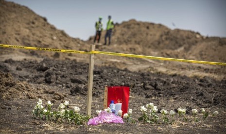 Bunga yang diletakkan di lokasi jatuhnya pesawat Ethiopian Airlines Boeing 737 Max 8 di dekat Bishoftu, selatan Addis Ababa, Ethiopia, Rabu (13/3).