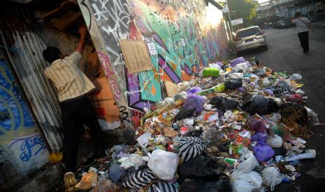 Bungkusan sampah warga mulai menumpuk di salah satu titik luar Pasar Beringharjo, Yogyakarta.