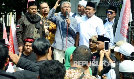 Buni Yani berorasi di depan massa aksi usai sidang keempat dirinya terkait kasus dugaan pelanggaran Undang-undang Informasi dan Transaksi Elektronik di Gedung Perpustakaan dan Arsip Daerah, Kota Bandung, Selasa (11/7).