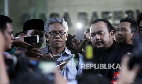   Buni Yani didampingi kuasa hukumnya Aldwian Rahadian usai menjalani pemeriksaan sebagai saksi atas laporan terhadap Basuki Tjahaja Purnama (Ahok) yang diduga menodai agama di Kantor Badan Reserde Kriminal Polri (Bareskrim), Jakarta, Kamis (10/11).