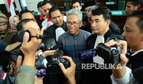 Buni Yani diwawancara wartawan usai sidang eksepsi dirinya di Gedung Perpustakaan dan Arsip Daerah, Kota Bandung, Selasa (11/7). 