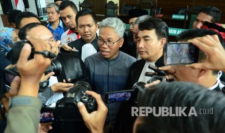 Buni Yani diwawancara wartawan usai sidang terkait kasus dugaan pelanggaran Undang-undang Informasi dan Transaksi Elektronik di Gedung Perpustakaan dan Arsip Daerah, Kota Bandung, Selasa (11/7).