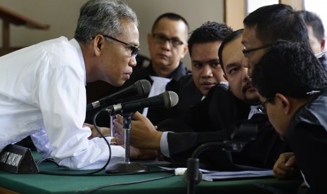 Buni Yani (kiri) berbincang dengan tim kuasa hukum pada sidang perdana kasus dugaan penyebaran ujaran kebencian di Pengadilan Negeri Bandung, Jawa Barat, Selasa (13/6). 