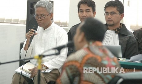 Buni Yani menanggapi kesaksian Andi Windo Wahyudi yang melaporkan postingan Buni Yani hadir pada sidang lanjutan kasus dugaan pelanggaran Undang-undang Informasi dan Transaksi Elektronik (ITE) yang menjerat Buni Yani, di Gedung Arsip dan Perpustakaan Daerah Kota Bandung, Kota Bandung, Selasa (18/7).