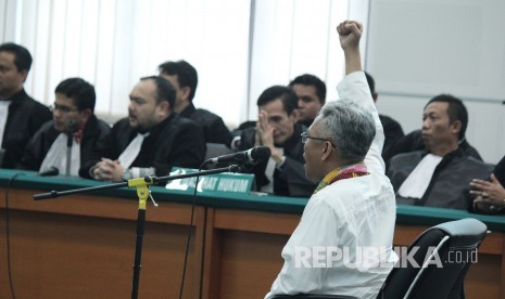 Terdakwa kasus pelanggaran Undang-Undang Informasi Transaksi Elektronik (ITE) Buni Yani meneriakan Takbir pada sidang putusan dirinya, di Dinas Perpustakaan dan Kearsipan Kota Bandung, Selasa (14/11).