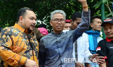 Buni Yani mengepalkan tangan usai sidang eksepsi dirinya, di Gedung Perpustakaan dan Arsip Daerah, Kota Bandung, Selasa (11/7).