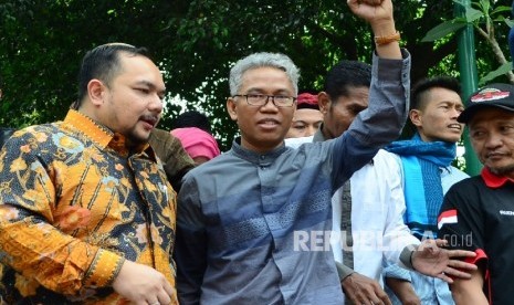 Buni Yani mengepalkan tangan usai sidang eksepsi dirinya, di Gedung Perpustakaan dan Arsip Daerah, Kota Bandung, Selasa (11/7).