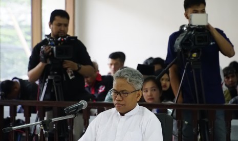 Buni Yani menjalani sidang perdana kasus dugaan penyebaran ujaran kebencian di Pengadilan Negeri Bandung, Jawa Barat, Selasa (13/6).