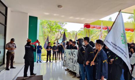 Mahasiswa menolak pinjol.