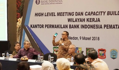 Bupati Abdullah Azwar Anas berbagi pengalaman mengenai inovasi yang dilakukan Pemkab Banyuwangi dalam pertemuan yang difasilitasi Bank Indonesia di Kota Medan, Sumatera Utara, Jumat (9/3). 