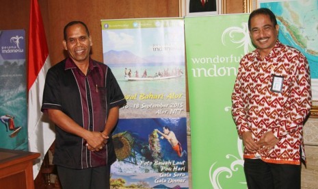 Bupati Alor Amon Djobo (kiri) dan Menteri Pariwisata Arief Yahya (kanan) saat peluncuran Festival Adventure Indonesia dan Festival Bahari Alor 2015