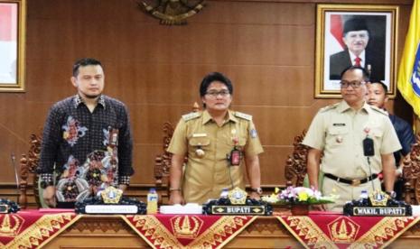 Bupati Badung, I Nyoman Giri Prasta. I Nyoman Giri Prasta menyebut internet gratis untuk pengembangan UMKM yang merupakan penerapan smart economy