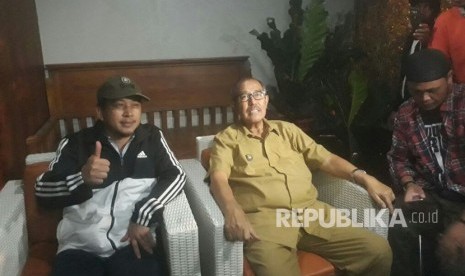 Bupati Bandung Barat, Abubakar membantah pemberitaan yang beredar dan menyatakan dirinya ditangkap oleh KPK, Selasa (10/4) di kediaman pribadinya di Jalan Mutiara, Lembang, Bandung Barat.