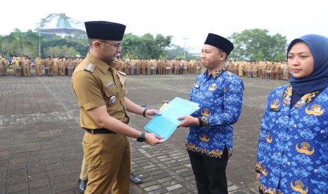 Bupati Bandung Barat Hengki Kurniawan menyerahkan surat keputusan (SK) 100 persen kepada sejumlah calon pegawai negeri sipil (CPNS) dan SK pengangkatan pegawai pemerintah dengan perjanjian kerja (PPPK) di Kabupaten Bandung Barat, Jawa Barat, Senin (8/5/2023). 