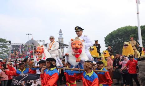 Bupati Bandung Barat Hengki Kurniawan naik Sisingaan saat peringatan ke-16 Hari Jadi Kabupaten Bandung Barat di Ngamprah, Kabupaten Bandung Barat, Jawa Barat, Senin (19/6/2023). 