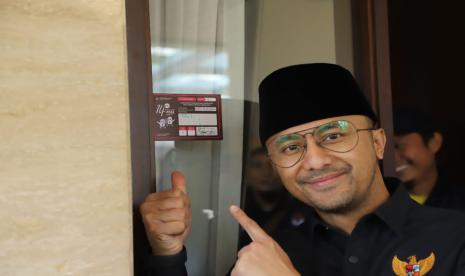 Bupati Bandung Barat Hengky Kurniawan menunjukkan tanda bukti pada rumah yang telah mengikuti proses pencocokan dan penelitian (coklit) untuk data DPS Pemilu 2024. 