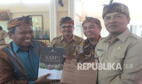 Bupati Bandung, Dadang M Naser bersama Ketua DPRD Kab bandung, Kepala Dinas Pertanian Kab Bandung dan Kepala Pusat Penelitian Kopi dan kakao Indonesia mengumumkan tiga varietas kopi baru yang ditemukan di Kabupaten Bandung, Selasa (24/4).