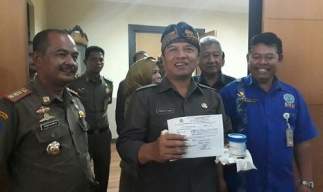  Bupati Bandung Dadang M Naser mengikuti tes urine yang diselenggarakan Badan Narkotika Nasional (BNN) Provinsi Jawa Barat dalam rangka pencegahan peredaran dan penggunaan narkoba di Kabupaten Bandung, Selasa (18/4).