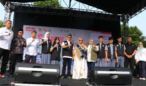 Bupati Bandung Dadang Supriatna bersama Bunda Bedas Emma Dety Dadang Supriatna hadir di tengah-tengah para siswa SMAN 1 Soreang Kecamatan Soreang Kabupaten Bandung, Rabu (22/5/2024).