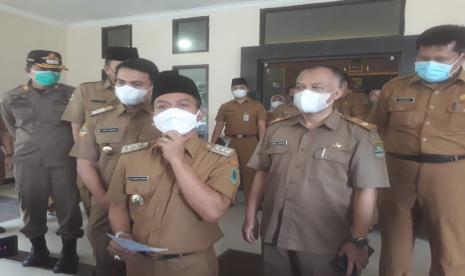 Bupati Bandung, Dadang Supriatna bersama Wakil Bupati Bandung, Sahrul Gunawan melakukan inspeksi mendadak (sidak) ke sejumlah instansi untuk mengecek kehadiran ASN setelah Lebaran usai, Senin (17/5). 