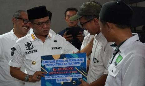 Bupati Bandung Dadang Supriatna bertemu warga pada pelaksanaan Rembug Bedas ke-115 di Desa Ciheulang Kecamatan Ciparay Kabupaten Bandung, Rabu (15/5/2024).