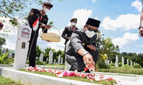 Bupati Bandung Dadang Supriatna berziarah ke makam. Bupati Bandung menyebut ketersediaan tempat tidur rumah sakit baru sekitar 2.000 dan membutuhkan 1.600 untuk optimal