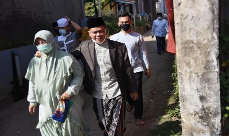 Bupati Bandung Dadang Supriatna didampingi istrinya Emma Dety Dadang Supriatna melaksanakan Salat Idul Fitri di Pondok Pesantren Al Misbach dekat kediamannya di Desa Tegalluar Kecamatan Bojongsoang.