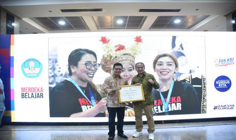 Bupati Bandung, Dadang Supriatna didampingi oleh Kepala Dinas Pendidikan Kabupaten Bandung, Agus Firman Zaini menerima penghargaan dari Direktorat Jenderal Pendidikan Vokasi, Kementerian Pendidikan, Kebudayaan, Riset, dan Teknologi (Kemendikbud Ristek RI) sebagai Pemerintah Daerah Pemberi Kontribusi bagi Perkembangan Kursus dan Pelatihan dalam acara Malam Penghargaan Pendidikan Vokasi Nonformal Berprestasi Tahun 2023 yang berlangsung di Hotel Harris Suites, Jakarta, pada Jumat (22/12/2023).