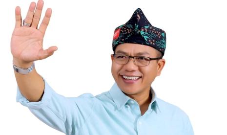 Bupati Bandung Dadang Supriatna kembali mencatatkan prestasi gemilang. Orang nomor satu di Kabupaten Bandung itu menerima Anugerah Detik Awards dari detik.com sebagai 