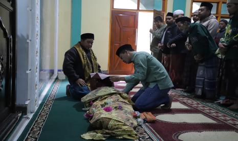 Bupati Bandung Dadang Supriatna melakukan takziyak ke rumah Fauzan, bocah berusia 4 tahun korban gempa bumi yang mengguncang Kecamatan Kertasari, Kabupaten Bandung, Selasa (18/9/2024).