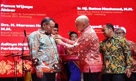 Bupati Bandung, Dadang Supriatna, menerima Tanda Penghargaan dan Jasa Bakti Koperasi dan Usaha Kecil Menengah (UKM) 2024 dari Menteri Koperasi dan UKM RI, Teten Masduki.