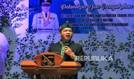 Bupati Bandung Dadang Supriatna menghadiri pelantikan para Ketua RT dan RW terpilih Desa Cileunyi Wetan, di GOR Desa Cileunyi Wetan, Kecamatan Cileunyi Kabupaten Bandung, Kamis (19/12/2024).