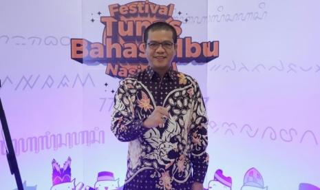 Bupati Bandung, Dadang Supriatna mengungkapkan pentingnya bahasa daerah sebagai bahasa ibu menjadi bagian integral dari persiapan menuju Indonesia Emas 2045. Menurutnya, melalui Festival Tunas Bahasa Ibu Nasional (FTBIN) yang diselenggarakan Badan Pengembangan dan Pembinaan Bahasa Kementerian Pendidikan, Kebudayaan Riset dan Teknologi (Kemendikbud-Ristek), Jumat (03/05/2024) ini bukan sekadar acara biasa.