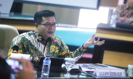 Bupati Bandung Dadang Supriatna, merekomendasikan adanya mandatory spending mengenai sistem jaminan sosial nasional khususnya terkait dengan penerima bantuan iuran untuk program jaminan kecelakaan kerja dan jaminan kematian bagi pekerja informal.