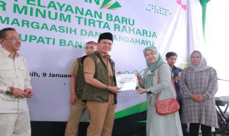 Bupati Bandung Dadang Supriatna saat meresmikan layanan air minum baru Perumda Tirta Raharja di wilayah Kecamatan Margaasih, Kabupaten Bandung, Senin (9/1/2023). 