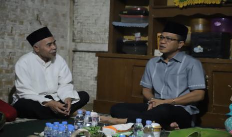 Bupati Bandung Dadang Supriatna saat menginap di rumah warga di Kampung Padarek RW 02 Desa Drawati Kecamatan Paseh Kabupaten Bandung, Kamis (23/5/2024).