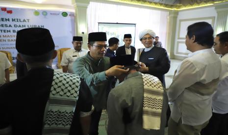 Bupati Bandung Dadang Supriatna secara resmi membuka Pesantren Kilat bagi Kepala Desa dan Lurah Se-Kabupaten Bandung Angkatan Kedua di Pondok Pesantren Internasional Asy Syifaa, Kecamatan Pamulihan, Kabupaten Sumedang, Jawa Barat, Kamis (30/11/2023).