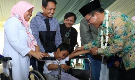 Bupati Bandung Dadang Surpiatna, saat menghadiri pembukaan Forum Keluarga Penyandang Disabilitas Kecamatan Pacet di lingkungan Pontren Al Istiqomah Desa Maruyung Kecamatan Pacet Kabupaten Bandung.