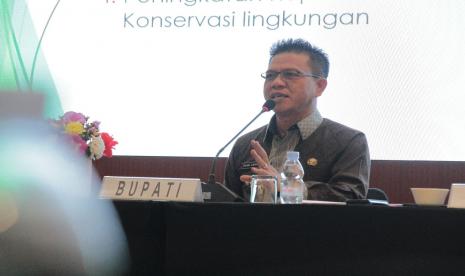 Bupati Bandung Dr H M Dadang Supariatna menyosialisasikan Perbup No. 80/2022 di Hotel Grand Sun Shine, Kecamatan Soreang, Selasa (18/7/2023). Melalui perbup tersebut, sejumlah desa diberi kewenangan mengelola atas bonus dari hasil panas bumi yang akan diterimanya.