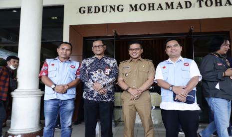 Bupati Bandung Dr HM Dadang Supriatna dan Deputi Pendidikan dan Peran Serta Masyarakat KPK Wawan Wardiana, serta sejumlah pejabat berfoto seusai kegiatan sosialisasi anti korupsi yang berlangsung di Gedung Moh. Toha, Komplek Pemkab Bandung, Senin (24/7/2023).   