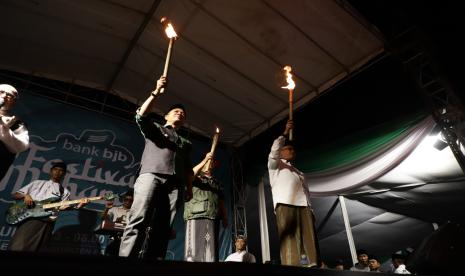 Bupati Bandung Dr HM Dadang Supriatna melepas pawai obor yang diikuti 5.000 warga di Lapangan Upakarti Komplek Pemkab Bandung, Kecamatan Soreang, Selasa (18/7/2023) malam.