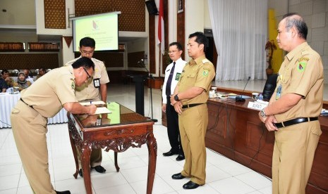   Bupati Bandung H Dadang M Naser (kedua dari kanan) menyaksikan sejumlah pejabat Pemkab Bandung menandatangani Pakta Integritas di Gedung Moh. Toha, Komplek Pemerintahan Kabupaten Bandung, Selasa (5/4). 