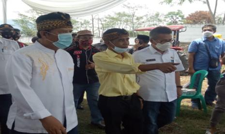 Bupati Bandung H Dadang M Naser (kiri) dan Pj. Sekda Kabupaten Bandung Ir H A Tisna Umaran (kanan) saat meninjau kegiatan Korporasi Jagung di Desa Ciaro, Kecamatan Nagreg, Kabupaten Bandung, Rabu (21/10).