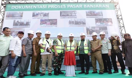 Bupati Bandung H M Dadang Supriatna (tengah) memimpin kegiatan ground breaking (Pencanangan Tiang Pancang) Pembangunan Pasar Sehat Banjaran, Kabupaten Bandung, Selasa (15/8/2023). 