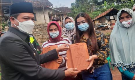 Bupati Bandung HM Dadang Supariatna secara simbolis memberikan bantuan pembangunan empat unit rumah warga di Kampung Cideungkleuk, RT 01/RW 12, Desa Mekarsari, Kecamatan Cimaung, Kabupaten Bandung, Kamis (3/6).