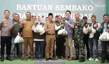  Bupati Bandung HM Dadang Supriatna bersama Forkopimda menyalurkan bantuan paket sembako kepada 21 ribu pekerja yang tergabung dalam 16 serikat pekerja/serikat buruh se-Kabupaten Bandung, Senin (28/11/2022). 